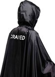 Zwarte poncho met capuchon, achterkant met witte letters "CRAVED".