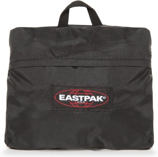 Opgevouwen zwarte Eastpak regenhoes, op witte achtergrond.