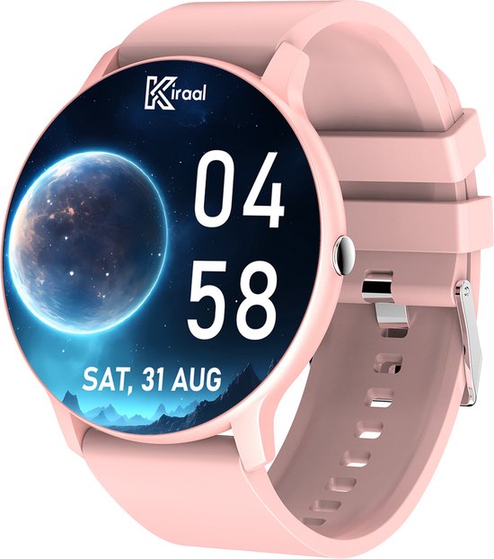 Roze smartwatch met een afbeelding van de aarde op het scherm, met de datum 'SAT, 31 AUG' en tijd '04 58'.