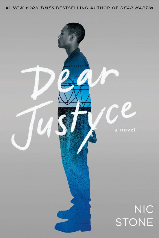 De cover van het boek 'Dear Justyce' toont een silhouet van een jongeman, met daarin de tekst 'Dear Justyce' en een afbeelding van prikkeldraad.