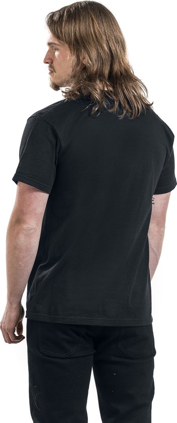 Man met lang bruin haar, van achteren gezien, draagt een effen zwart t-shirt.