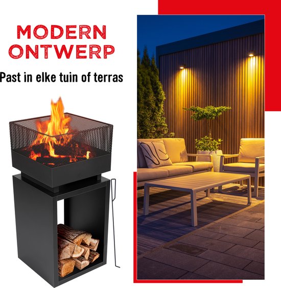 Moderne zwarte vuurkorf met opbergruimte voor hout, brandend in een tuinsetting.