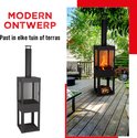 Moderne zwarte tuinhaard met schoorsteen, gemaakt van carbon staal. Past in elke tuin of terras.