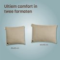 Twee gebreide kussens in zandbeige, 45x45cm en 60x45cm.