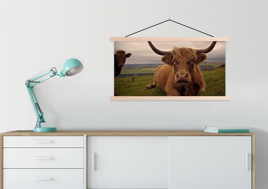 Posterhanger incl. Poster 90x45 cm - Schoolplaat - Schotse Hooglander - Dieren - Berg - Textielposter - Blanke latten