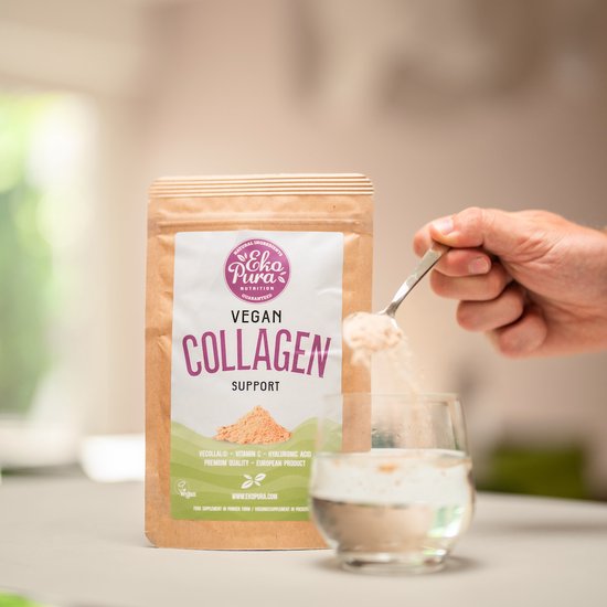 Bruine zak met 'Vegan Collagen Support' erop. Een hand schept met een lepel poeder boven een glas.