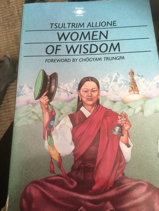 Boekomslag 'Women of Wisdom' met afbeelding van vrouw in Tibetaanse kledij met bel en trommel, besneeuwde bergen op achtergrond.