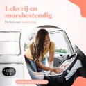 Moeder in een auto geeft een baby in een autostoeltje een flesje. Witte flesverwarmer op de passagiersstoel. "Lekvrij en morsbestendig. Perfect voor onderweg".