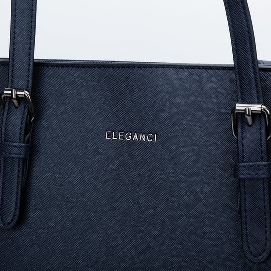 Gros plan du logo Eleganci sur un sac bleu marine, avec des boucles de chaque côté.