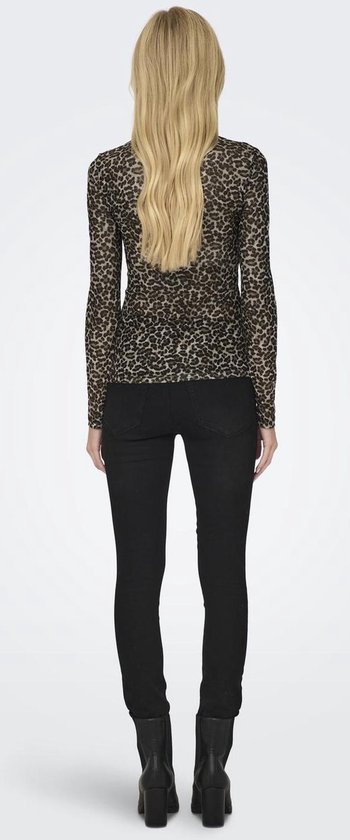 Vrouw met lang blond haar, draagt zwarte skinny jeans en zwarte laarzen, en een mesh top met panterprint.