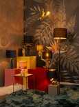 Collectie tafellampen en staande lampen in diverse kleuren en uitvoeringen, waaronder een kokospalm lamp.