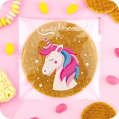 Transparant snoepzakje met eenhoornprint en tekst 'A sweet moment', met een wafelkoekje erin.