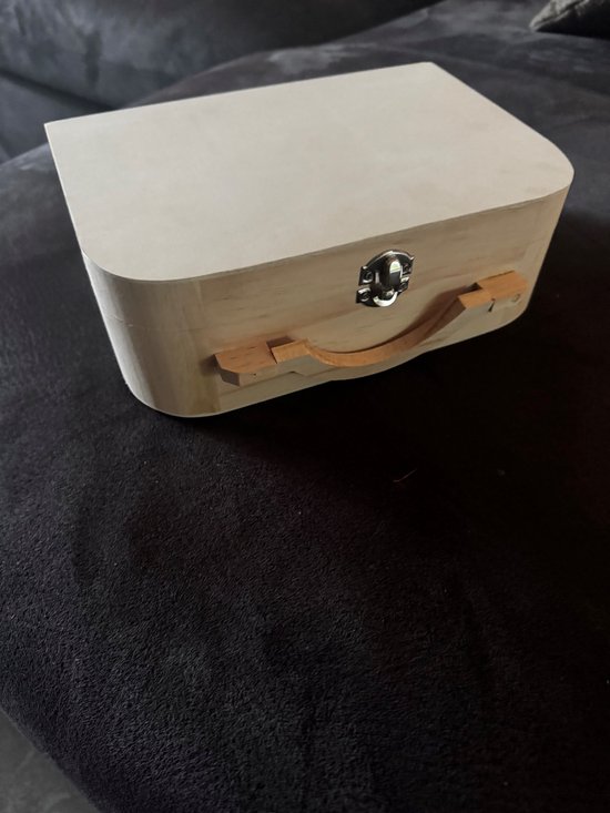Houten koffer van 25 cm met een handvat en metalen sluiting. De koffer is naturel houtkleurig.