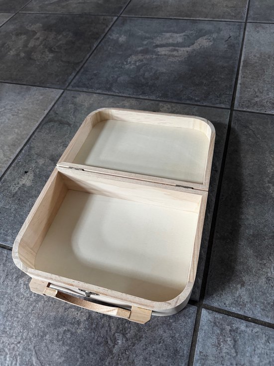Houten koffer met handvat en sluiting, open.