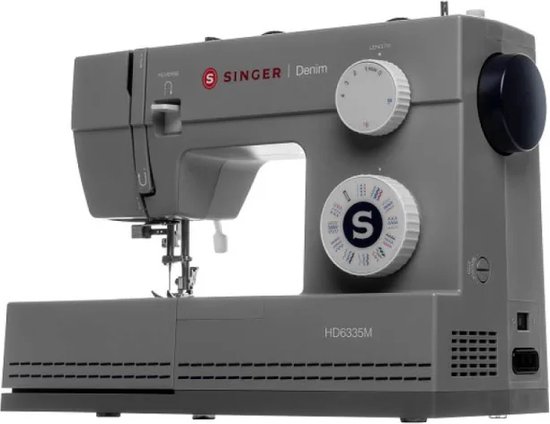 Machine à coudre grise Singer Denim HD6335M avec boutons de commande et logo de la marque.