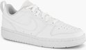 Witte Nike sneakers met vetersluiting en licht gespikkelde zool. Een gestikt Nike logo op de zijkant.