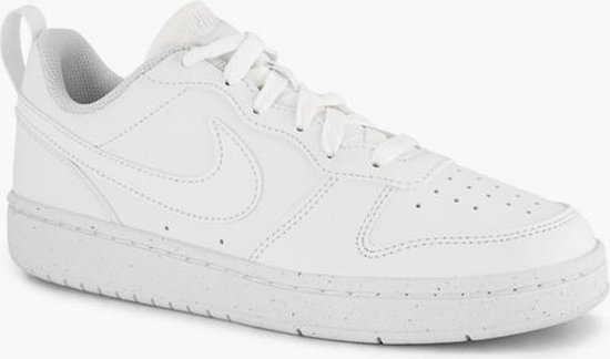 Witte Nike sneakers met vetersluiting en licht gespikkelde zool. Een gestikt Nike logo op de zijkant.