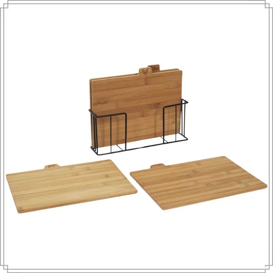 Set van 4 bamboe snijplanken. Twee losse planken liggen naast de houder met de overige twee planken erin.