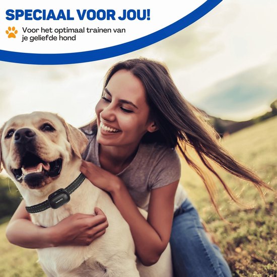 Vrolijke vrouw knuffelt met een blije Labrador die een zwarte anti-blaf halsband draagt.