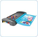 Een grijze speeltafel met open blauw deksel, met een deel van de speelstukken in de sleuven en een bakje vol met gekleurde spelden.