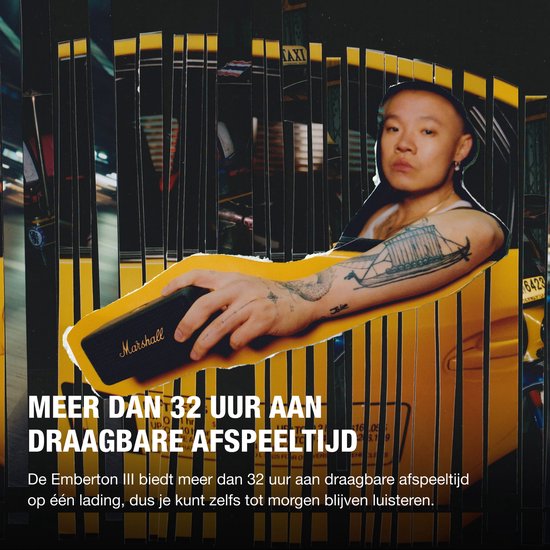 Collage met een man met tatoeages, die een zwarte Marshall-speaker vasthoudt, met een gele taxi op de achtergrond.