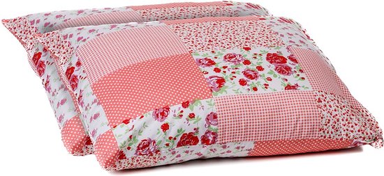Twee kussenslopen met een patchwork patroon in roze en wit. De patronen variëren van bloemen tot ruitjes.