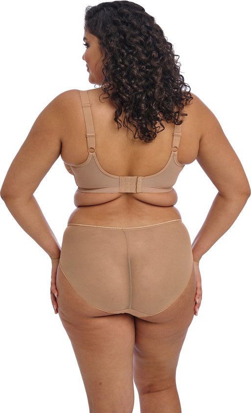Model van achteren gezien in een beige Elomi beha en slip. De beha heeft een haak-oogsluiting.