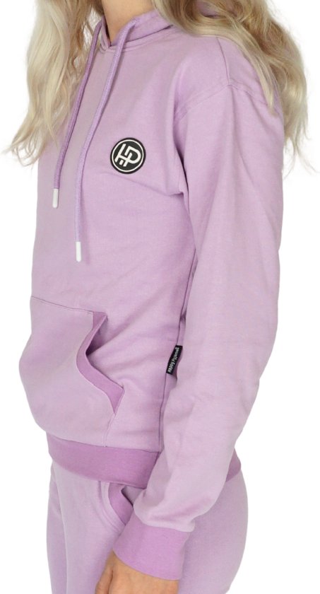 Dichtbij aanzicht van een zachtpaars joggingpak met capuchon, kangoeroezak en logo.