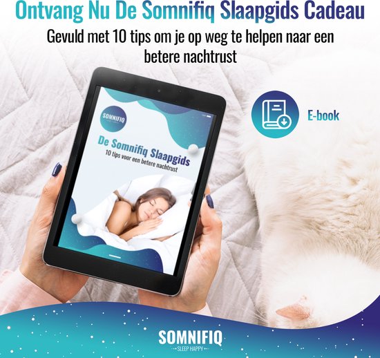 Een tablet met de titel 'De Somnifiq Slaapgids' met 10 tips voor een betere nachtrust, in handen van een vrouw.