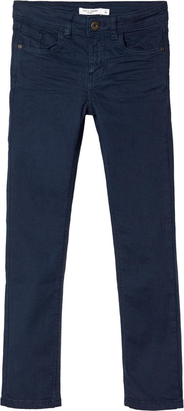 Donkerblauwe slim fit broek met knoop- en ritssluiting, op een witte achtergrond.