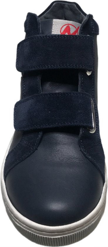 Voorkant van een donkerblauwe leren sneaker met suède, twee klittenbandsluitingen en een grijze zool.