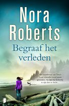 Boekomslag met op de voorgrond een vrouw in paarse jas en blauwe spijkerbroek, staand op een strand met drijfhout, met een hond die wegrent bij de zee. De titel 'Begraaf het verleden' en 'Nora Roberts' staan bovenaan.