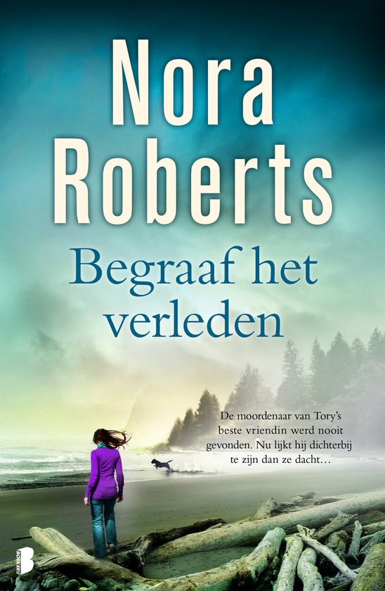 Boekomslag met op de voorgrond een vrouw in paarse jas en blauwe spijkerbroek, staand op een strand met drijfhout, met een hond die wegrent bij de zee. De titel 'Begraaf het verleden' en 'Nora Roberts' staan bovenaan.