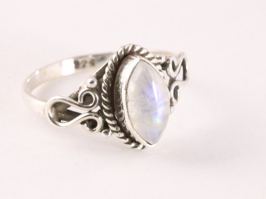 Fijne bewerkte zilveren ring met regenboog maansteen - maat 16.5