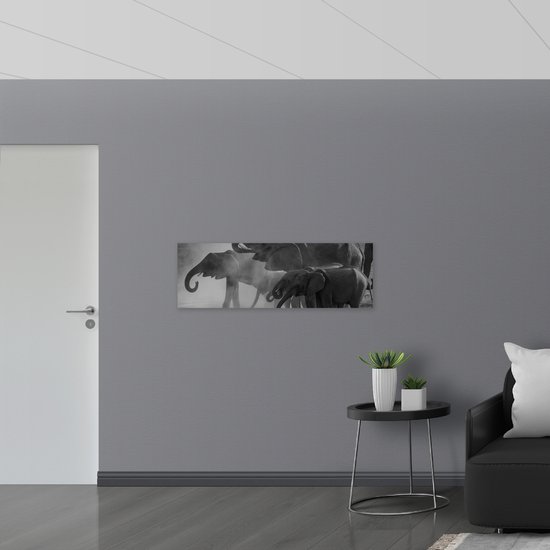 WallClassics - Muursticker - Olifanten aan een Meer Zwart / Wit - 120x40 cm Foto op Muursticker