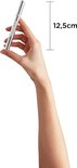 Une main tenant le stylo correcteur True Match Eye-Cream In a Concealer de L'Oréal Paris, mesurant 12,5 cm.