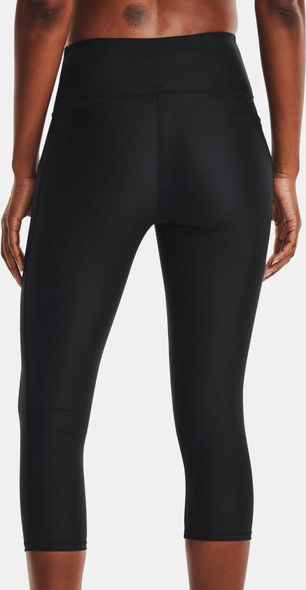 Zwarte Under Armour capri sportbroek, gezien vanaf de achterkant.