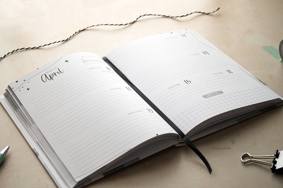 Jaaragenda agenda 2023 A5 (groot helft van een A4) hardcover zwart wit met leeslint Jaaragenda agenda 2023 A5 (groot helft van een A4) hardcover zwart wit met leeslint