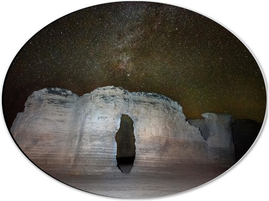 WallClassics - Dibond Ovaal - Rots met Poort in de Nacht - 40x30 cm Foto op Ovaal (Met Ophangsysteem)