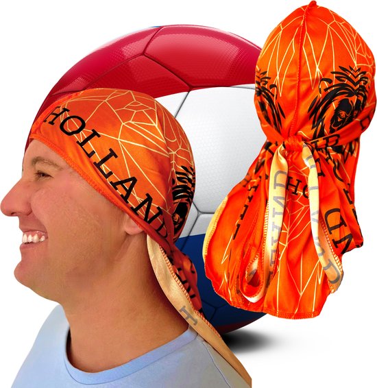 Oranje bandana met tekst HOLLAND en leeuwenkop, met een voetbal op de achtergrond.