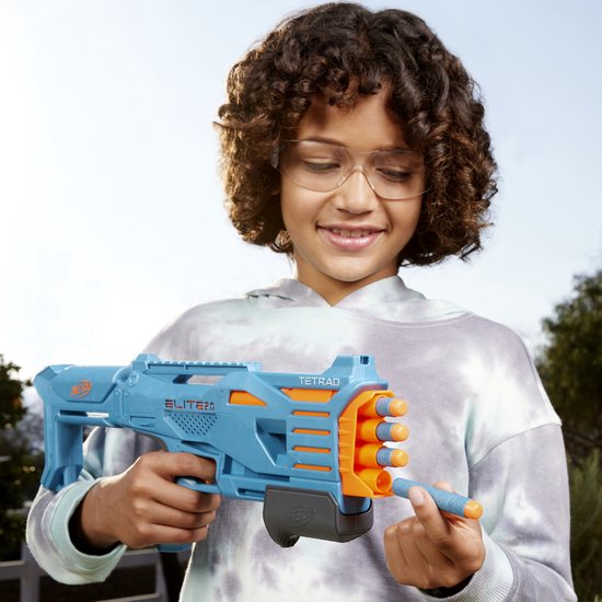 Jongen met veiligheidsbril en tie-dye hoodie laadt een blauwe Nerf Elite Tetrad blaster.