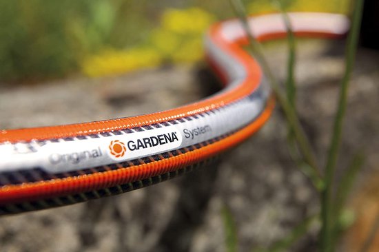 GARDENA HighFLEX tuinslang met oranje en zilverkleurige strepen, in de buitenlucht.