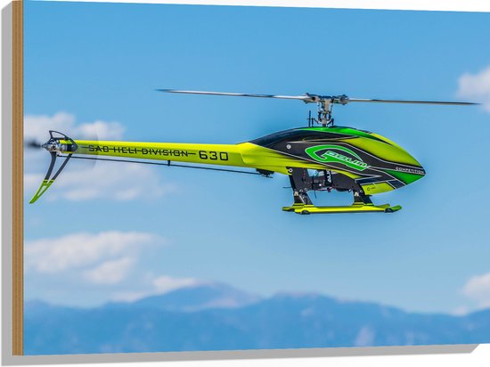 WallClassics - Hout - Geel Groene Helikopter bij Wolken - 80x60 cm - 12 mm dik - Foto op Hout (Met Ophangsysteem)