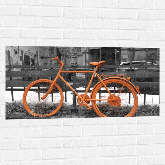 WallClassics - Muursticker - Oranje Fiets tegen Zwart Witte Achtergrond - 100x50 cm Foto op Muursticker