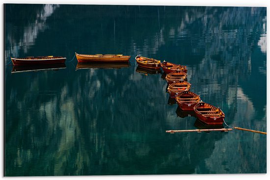 WallClassics - Dibond - Rij Vissersboten op Helder Water - 60x40 cm Foto op Aluminium (Wanddecoratie van metaal)