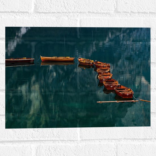 WallClassics - Muursticker - Rij Vissersboten op Helder Water - 40x30 cm Foto op Muursticker