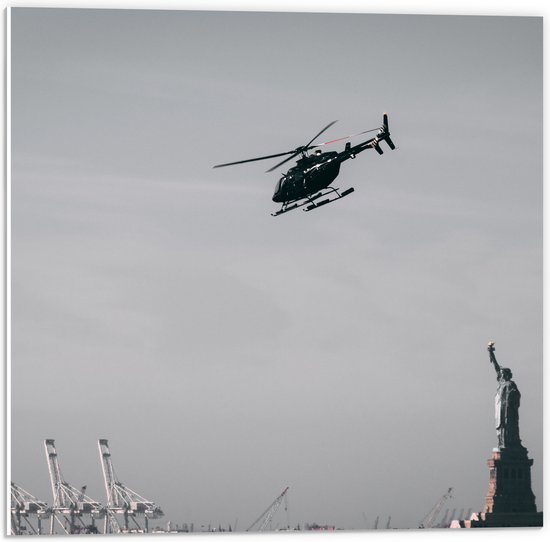WallClassics - PVC Schuimplaat - Helikopter zwevend boven Vrijheidsbeeld in New York - 50x50 cm Foto op PVC Schuimplaat (Met Ophangsysteem)