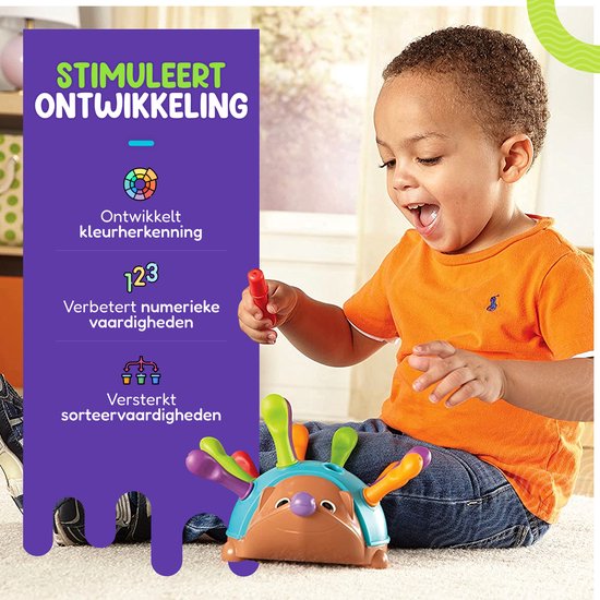 Kind speelt met speelgoed-egel en stekels. Tekst: 'Stimuleert ontwikkeling', 'Ontwikkelt kleurherkenning', 'Verbetert numerieke vaardigheden', 'Versterkt sorteervaardigheden'.