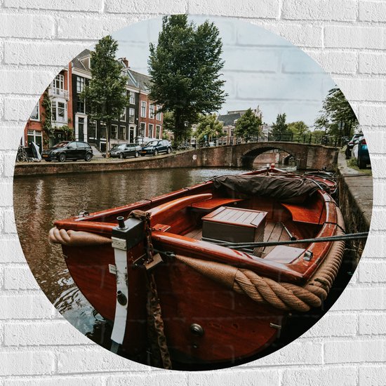WallClassics - Muursticker Cirkel - Boot in Amsterdamse Gracht - 100x100 cm Foto op Muursticker