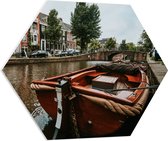 WallClassics - PVC Schuimplaat Hexagon  - Boot in Amsterdamse Gracht - 70x60.9 cm Foto op Hexagon (Met Ophangsysteem)